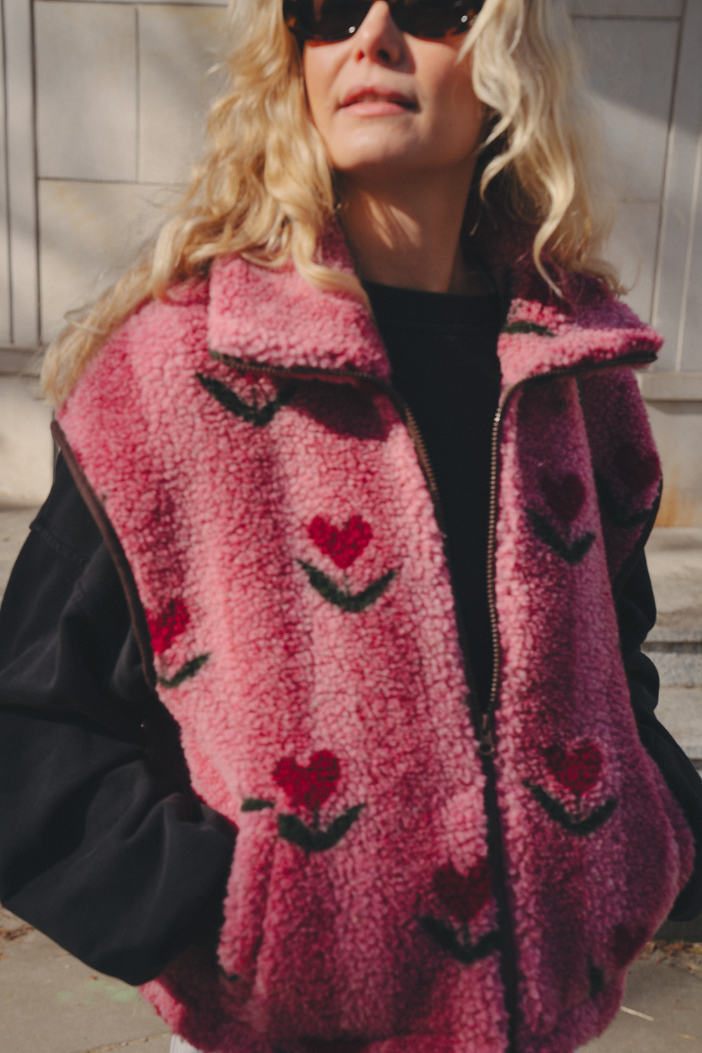 KAMIZELKA MERINO ISLA PATTERN CHERRY