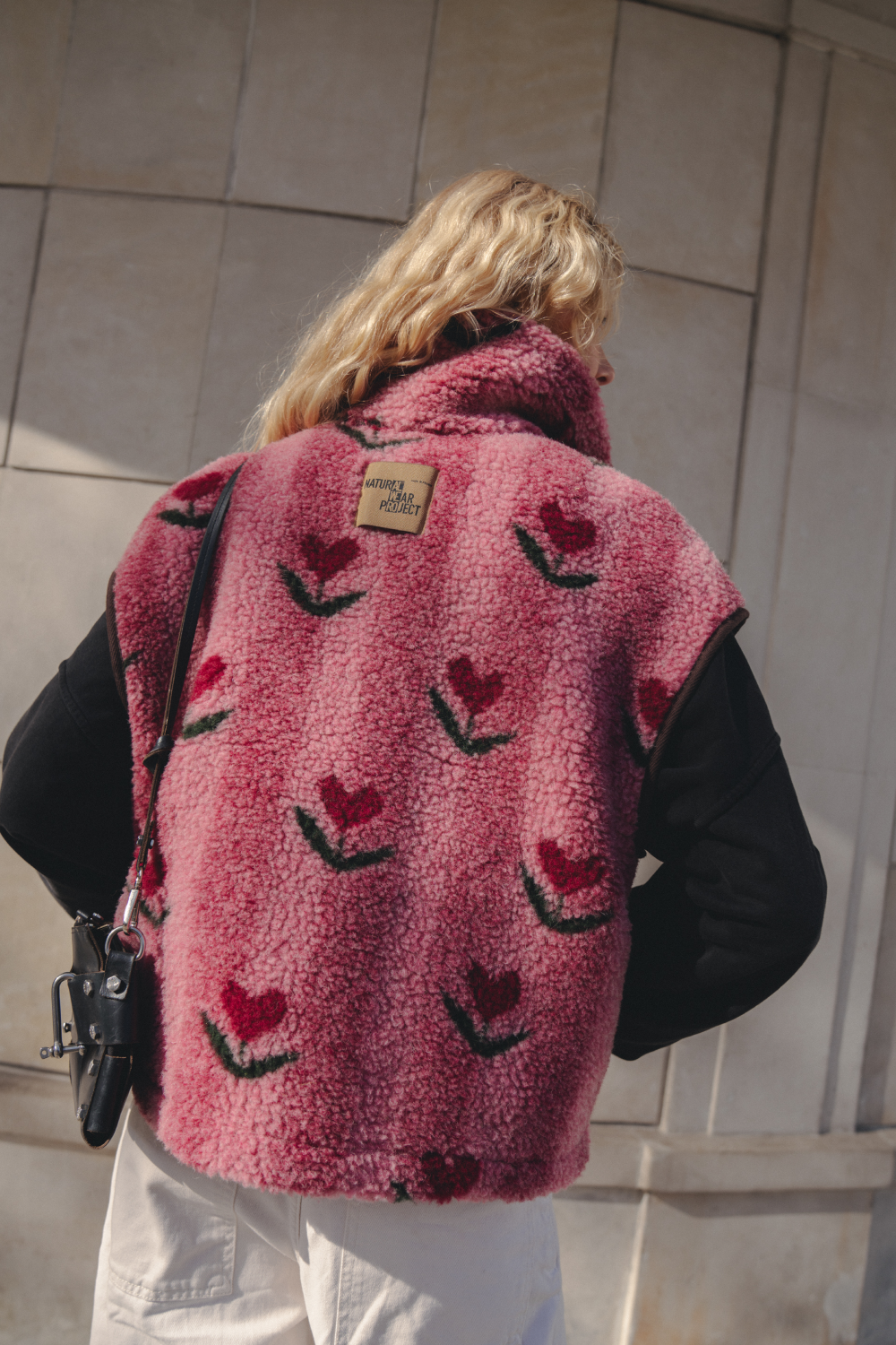 KAMIZELKA MERINO ISLA PATTERN CHERRY