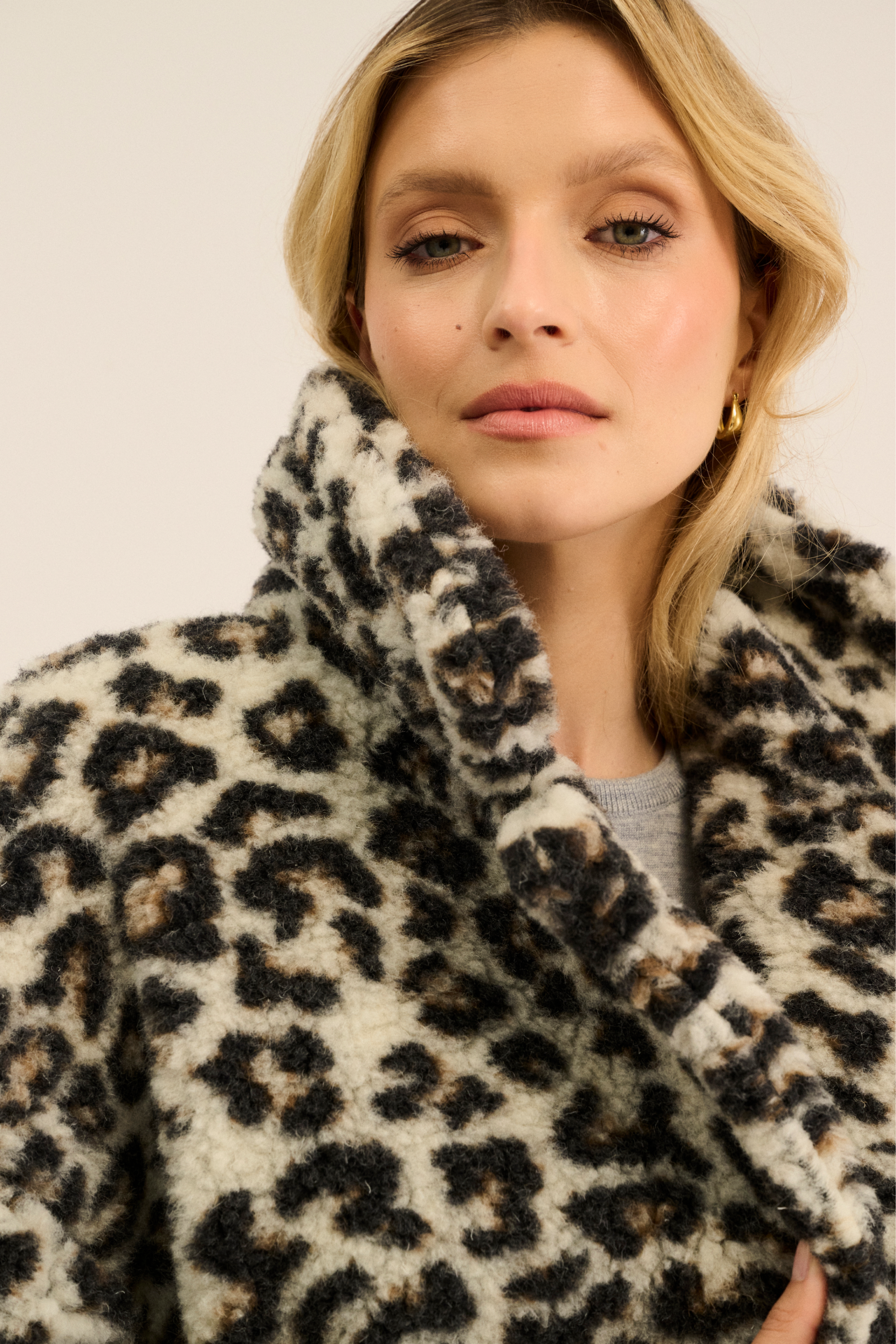 PŁASZCZ TEDDY MID PATTERN LEOPARD BIAŁY