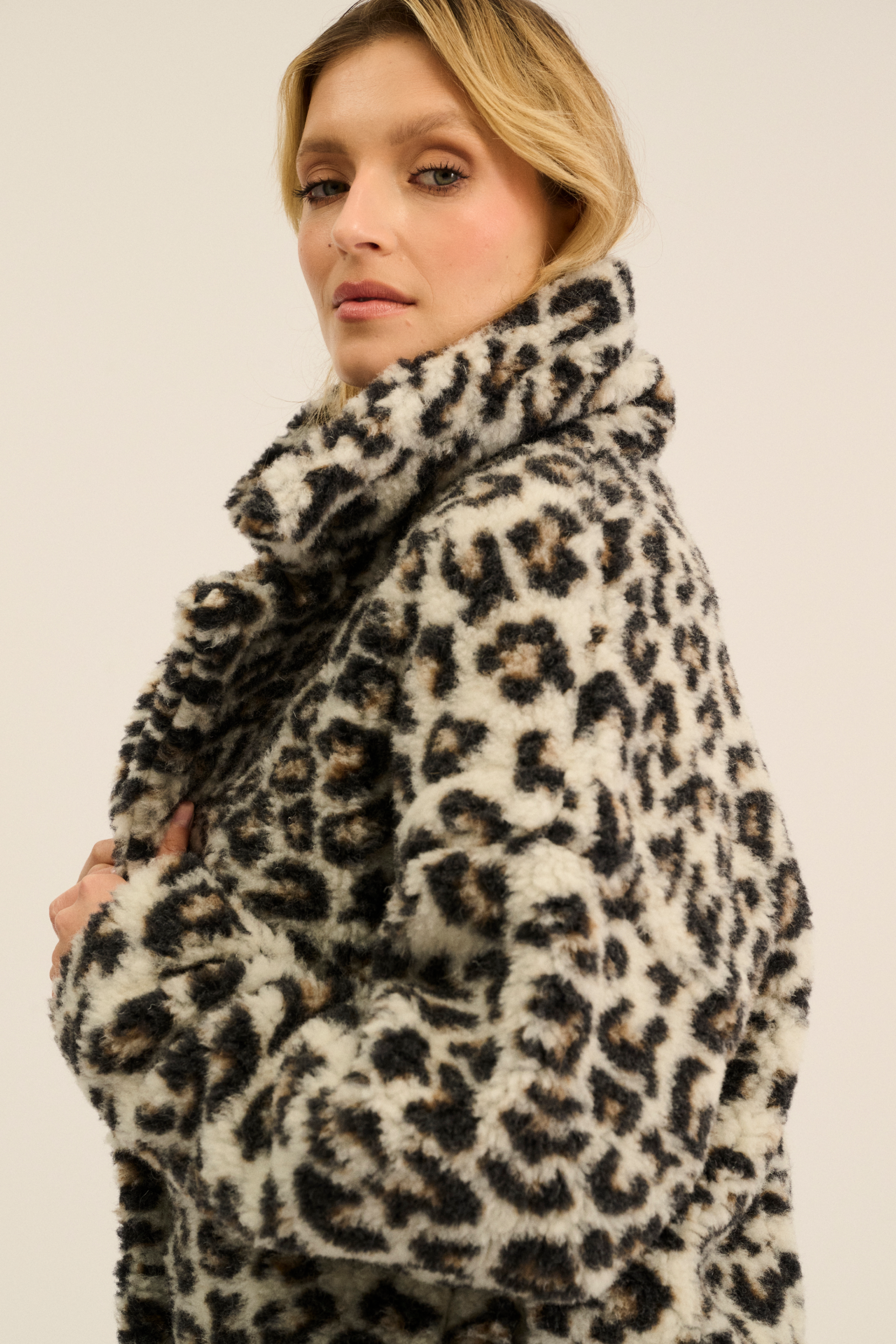 PŁASZCZ TEDDY MID PATTERN LEOPARD BIAŁY