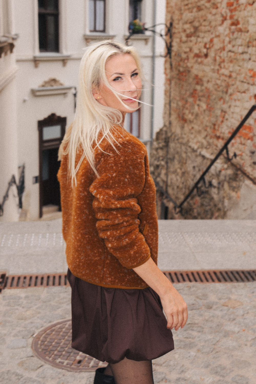 BLUZA TYBS PATTERN KROPKI MULTI KARMEL