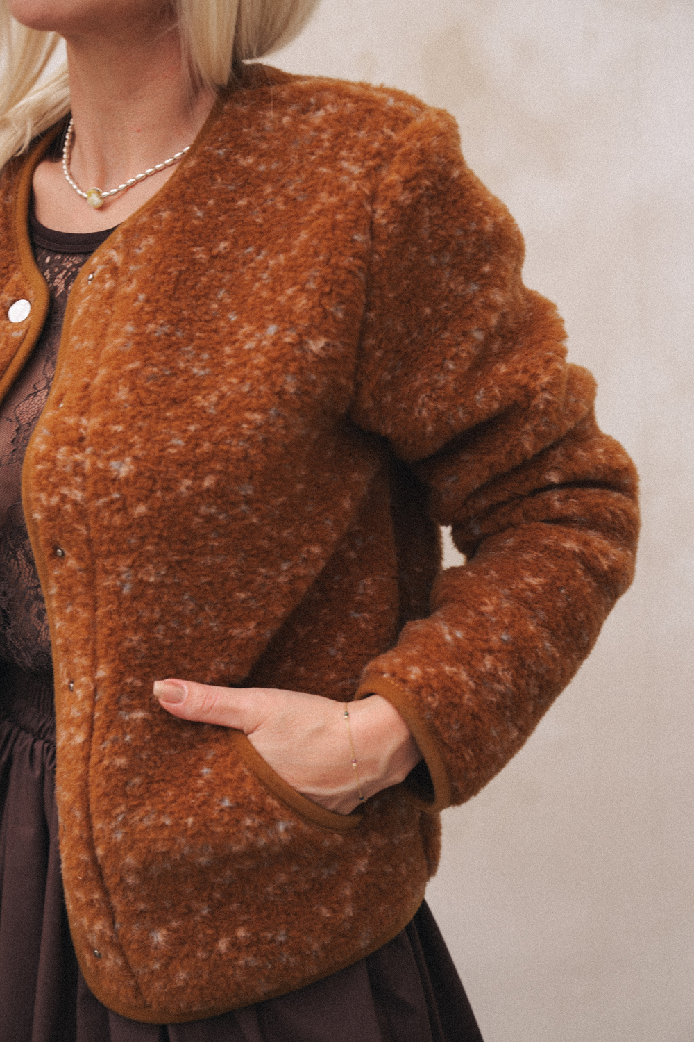 BLUZA TYBS PATTERN KROPKI MULTI KARMEL