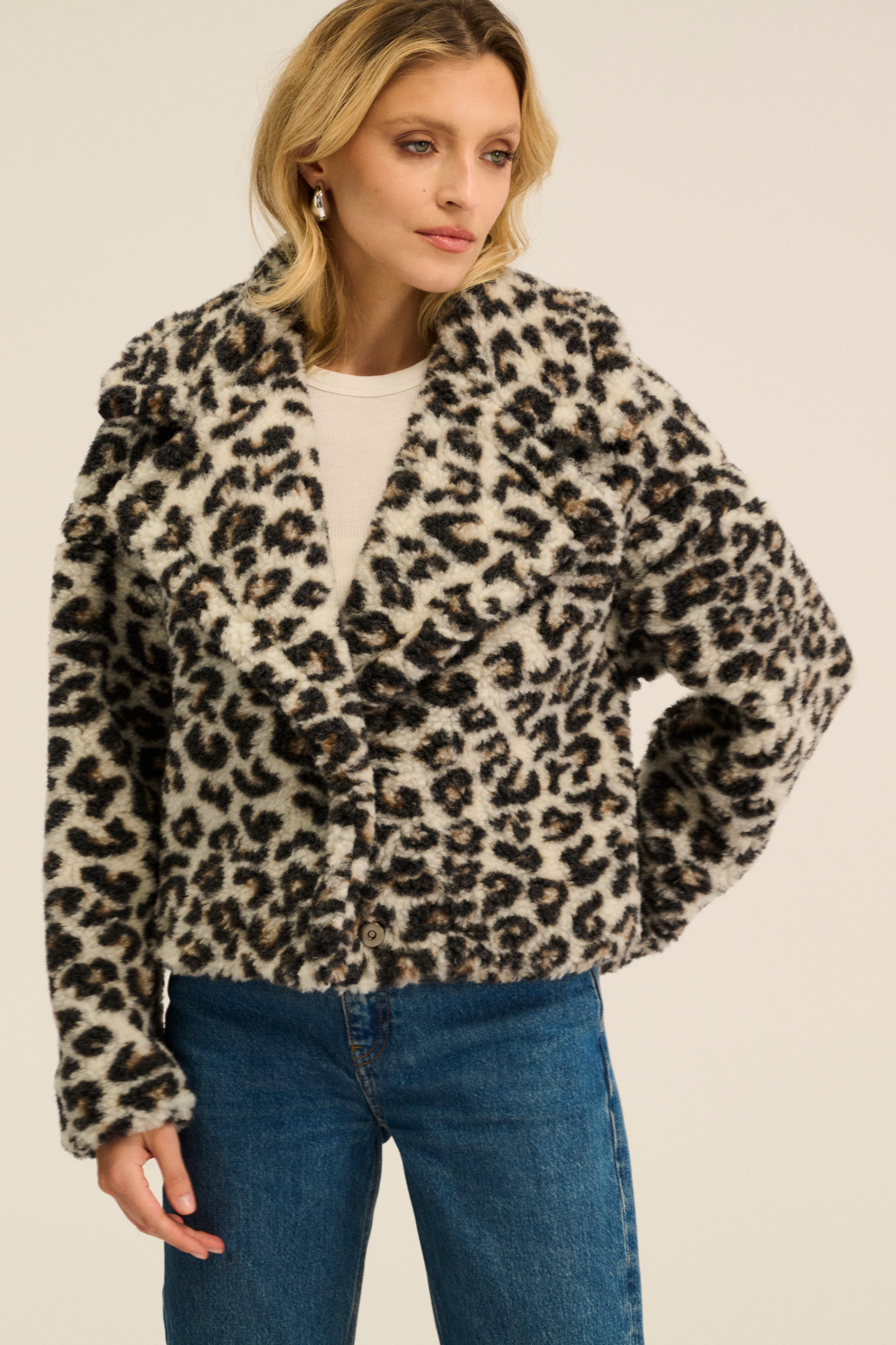 KURTKA TEDDY SHORT PATTERN LEOPARD BIAŁY