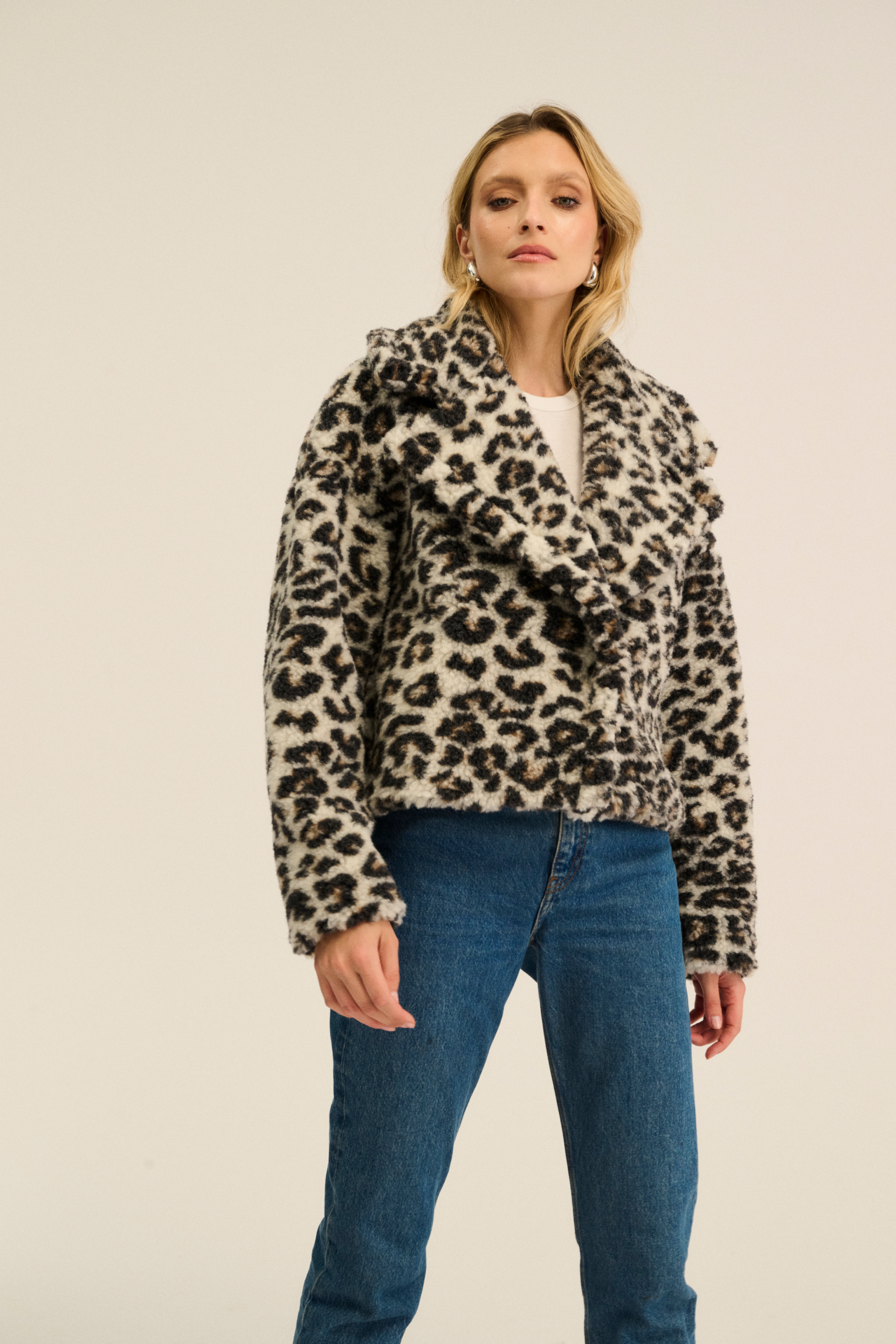 KURTKA TEDDY SHORT PATTERN LEOPARD BIAŁY