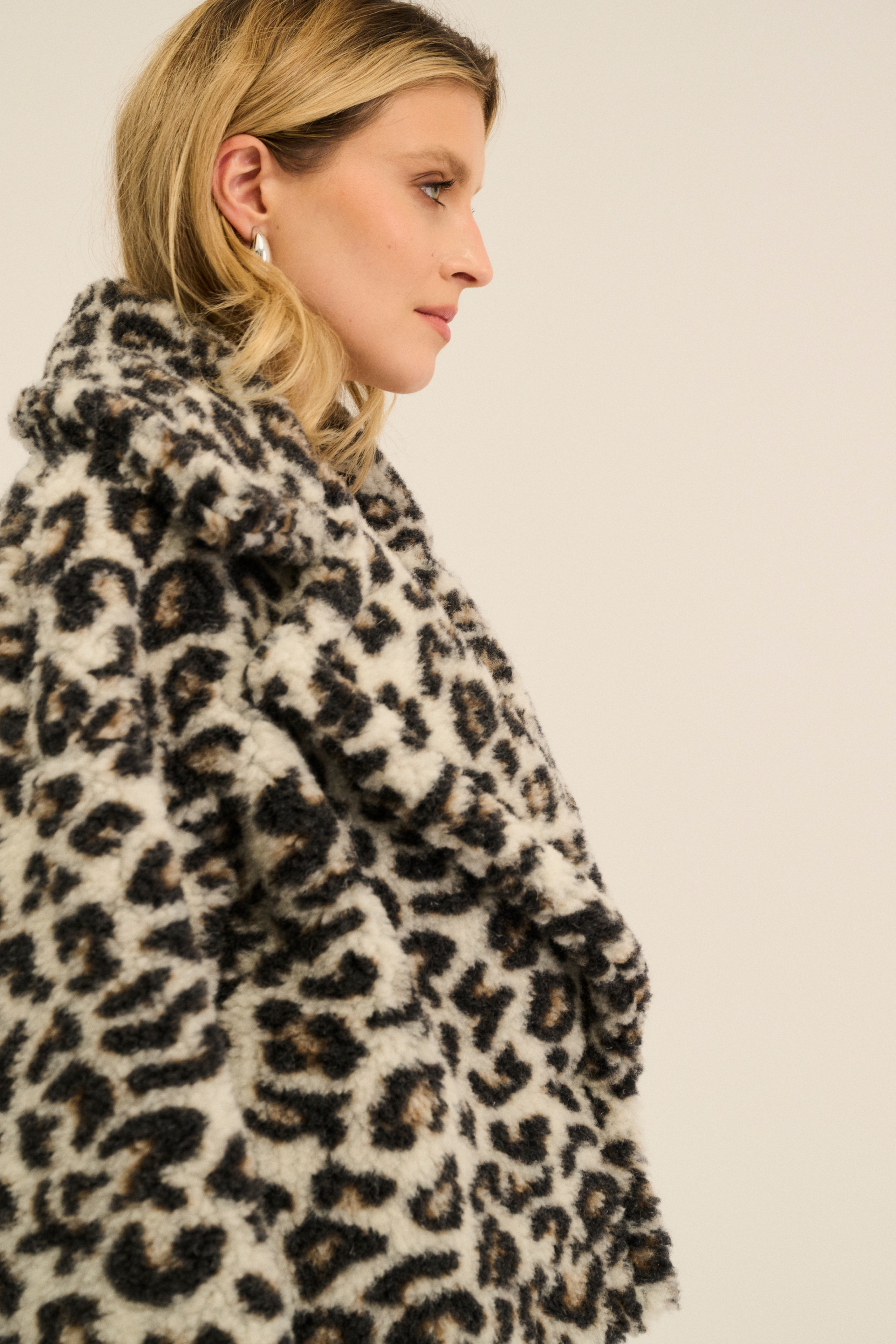 KURTKA TEDDY SHORT PATTERN LEOPARD BIAŁY