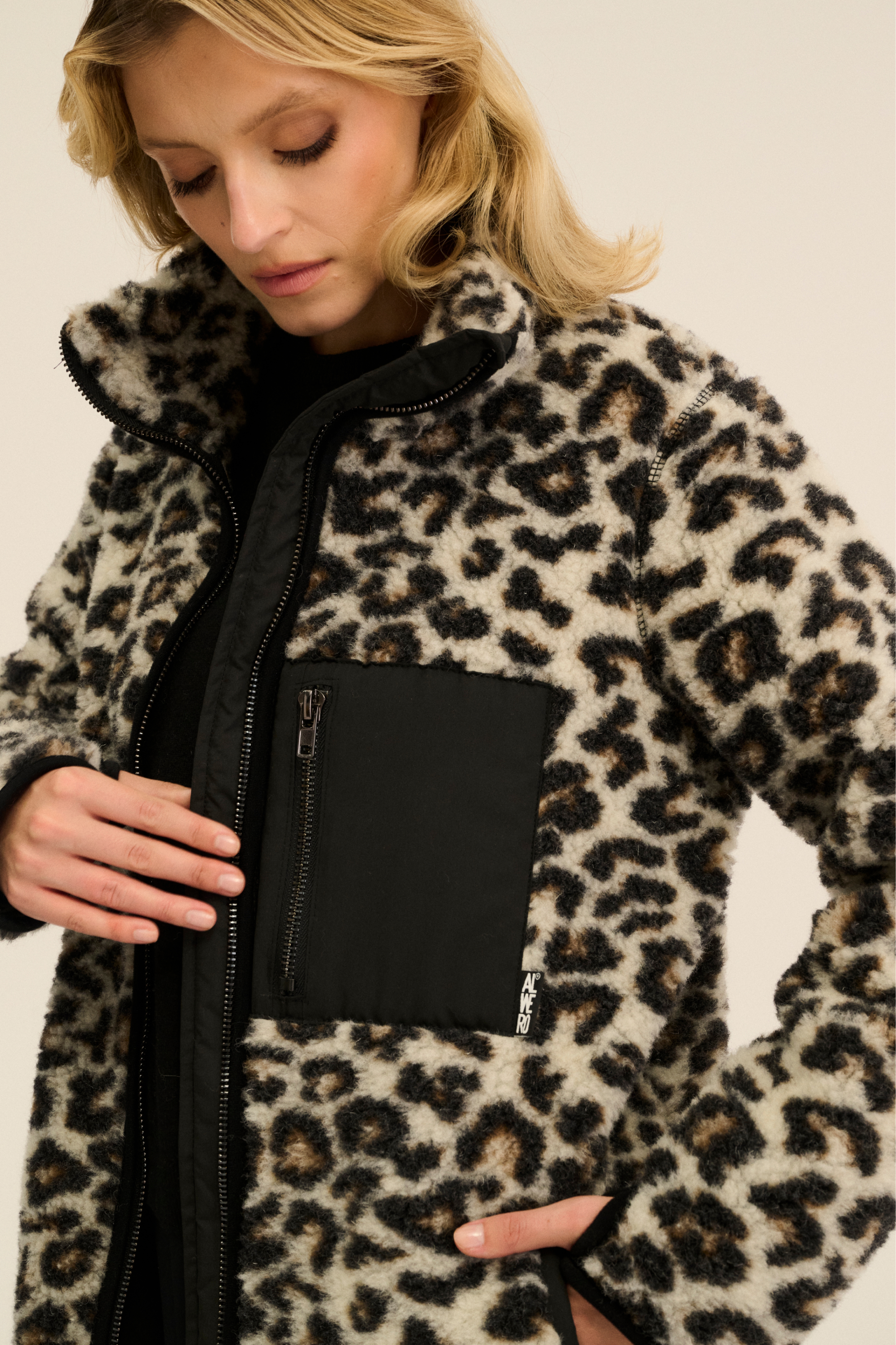 PŁASZCZ SHERPA LONG PATTERN LEOPARD BIAŁY