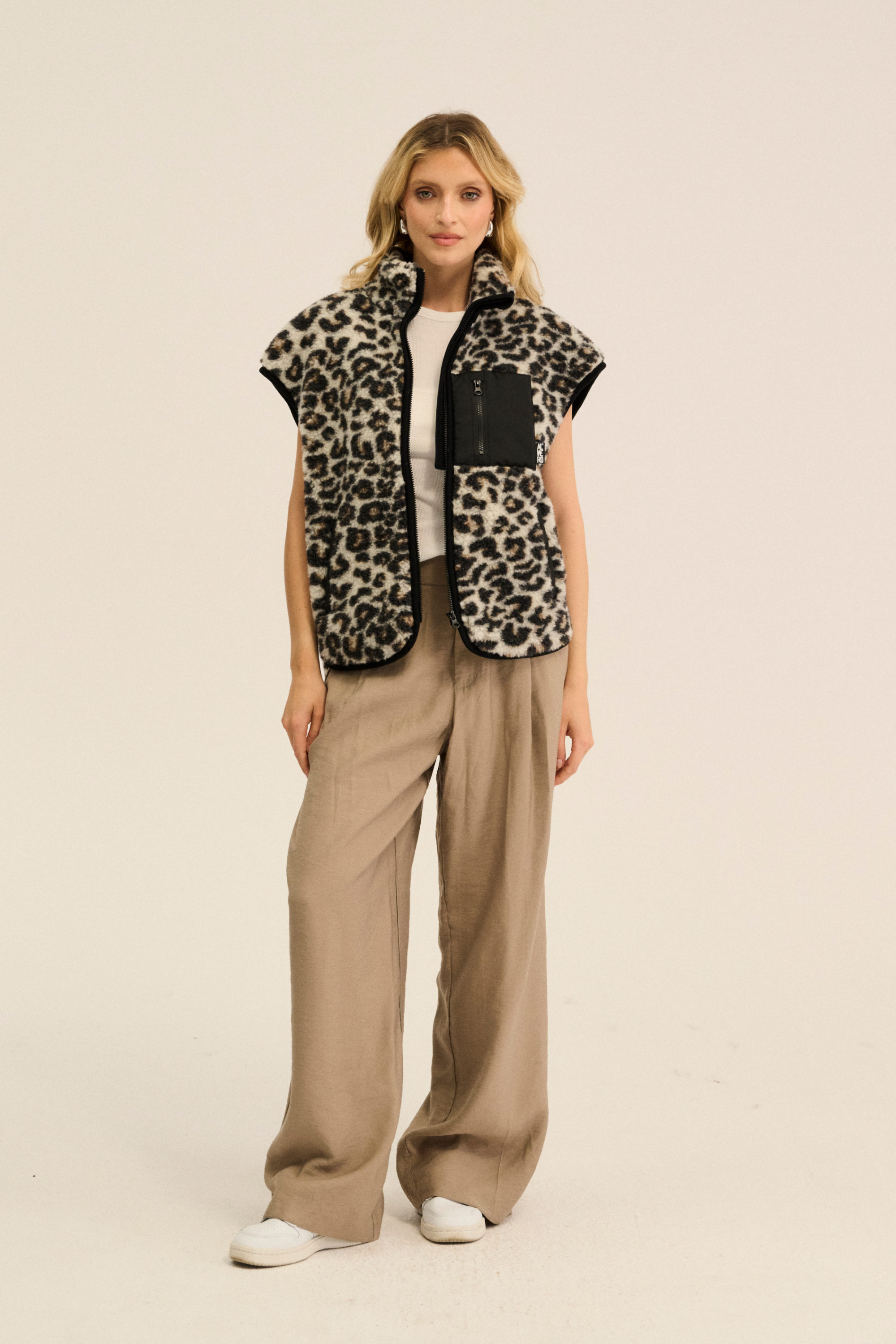 KAMIZELKA SHERP PATTERN LEOPARD BIAŁY ULTRA LIGHT