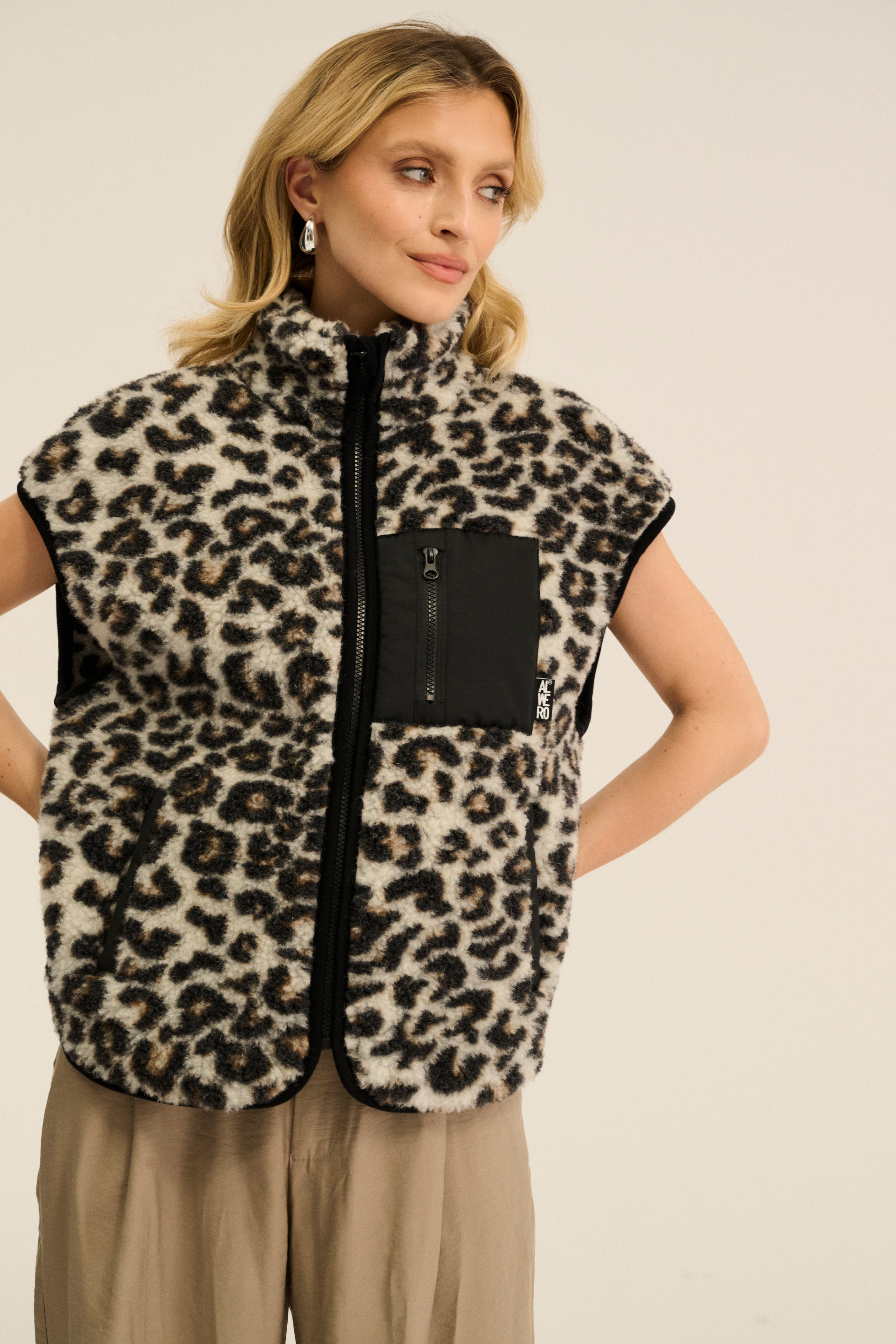 KAMIZELKA SHERP PATTERN LEOPARD BIAŁY ULTRA LIGHT