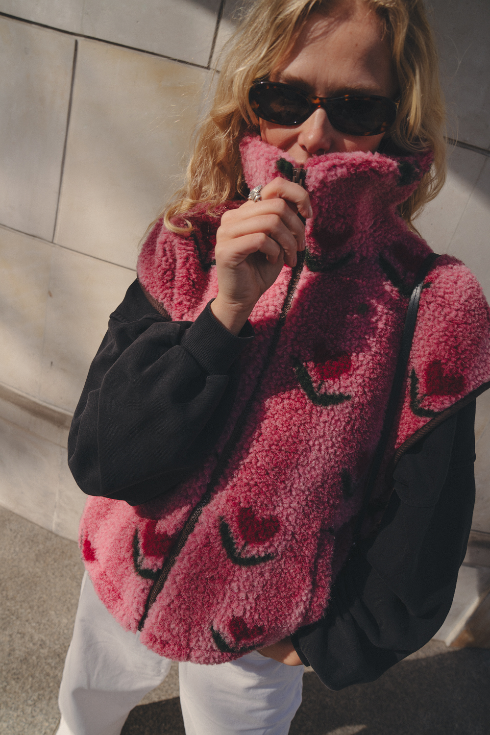 KAMIZELKA MERINO ISLA PATTERN CHERRY