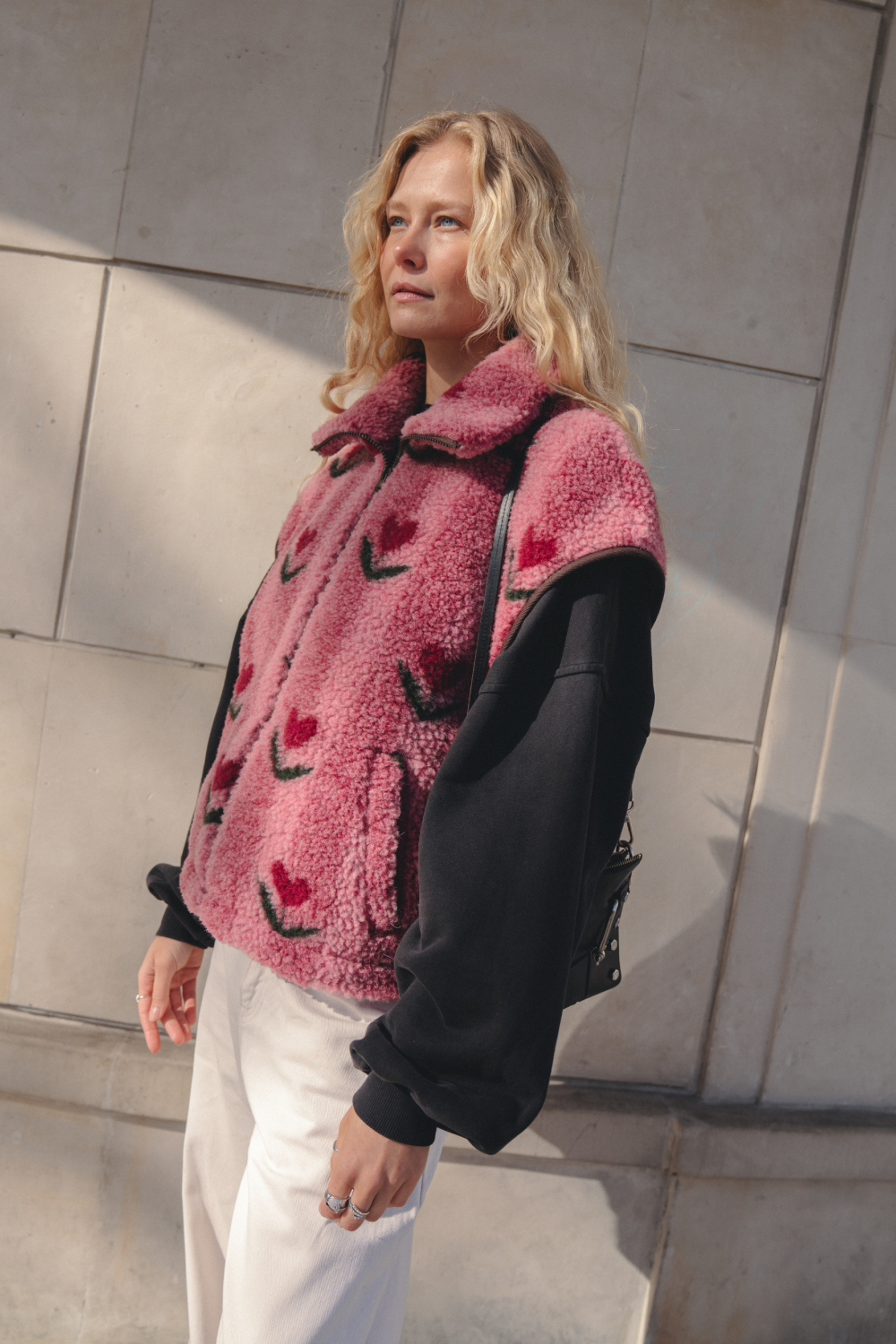 KAMIZELKA MERINO ISLA PATTERN CHERRY