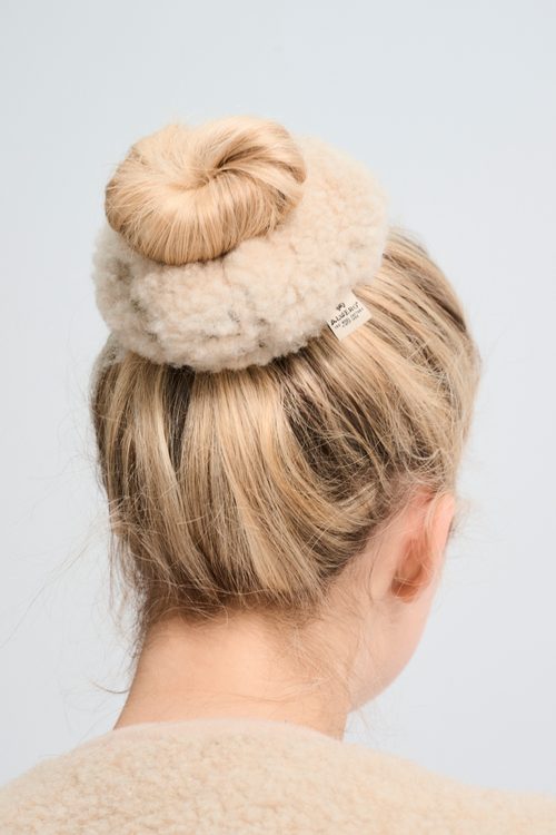 GUMKA WEŁNIANA DO WŁOSÓW FLORA PIASKOWY BRĄZ