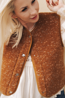 KAMIZELKA TYB PATTERN KROPKI MULTI KARMEL