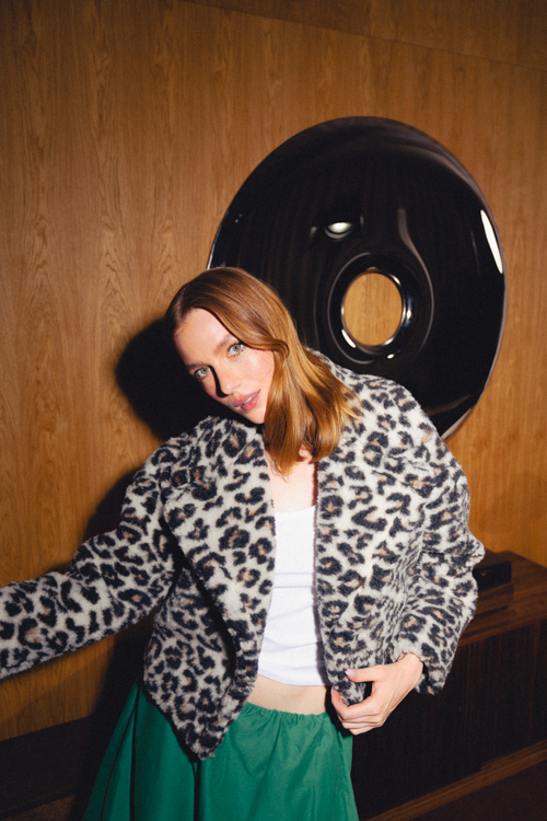 KURTKA TEDDY SHORT PATTERN LEOPARD BIAŁY